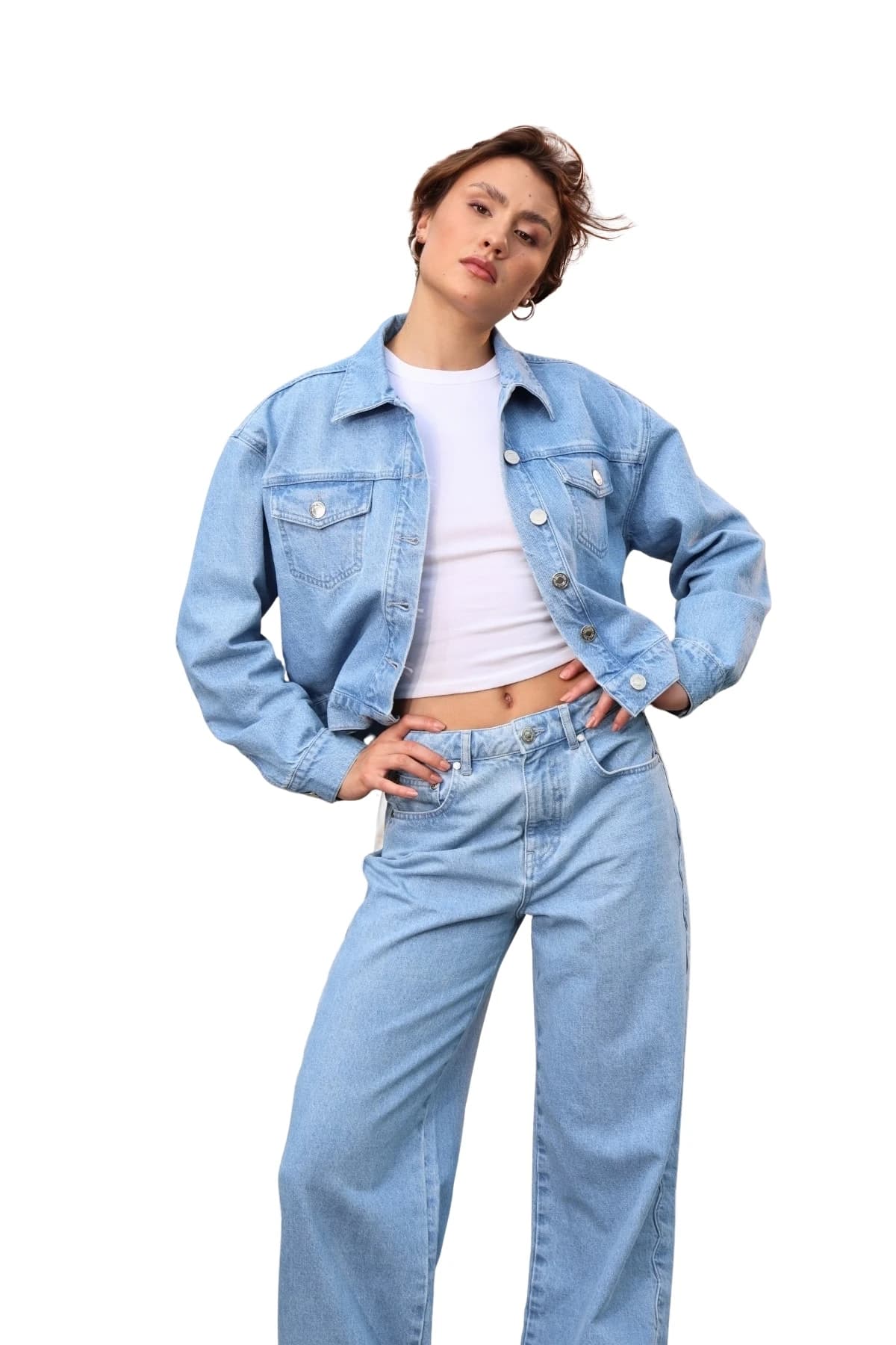 Denim Moon kadın açık mavi kısa kesim denim ceket, metal düğmeli ve kapaklı göğüs cepli, modelde önden tam boy görünüm.