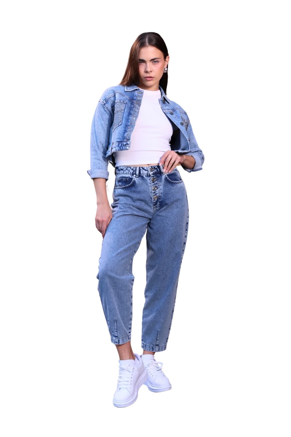 Denim Moon kadın orta mavi kısa kesim denim ceket, taş işlemeli göğüs cepleriyle modelde önden tam boy görünüm.